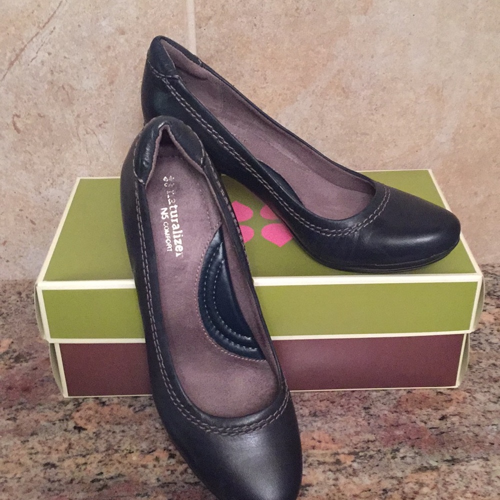 Naturalizer Navy Heels